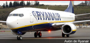 Avión de la aerolinea de bajo coste Ryanair