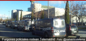 Furgones policiales rodean la sede de Telemadrid