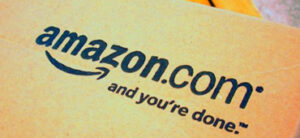 Logotipo de Amazon en caja de envío
