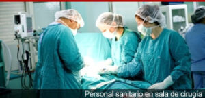Personal sanitario en sala de cirugía