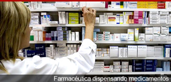 Farmacéutica dispensando medicamentos
