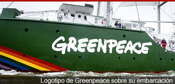 Logotipo de Greenpeace sobre su barco Rainbow Warrior