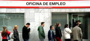 Desempleados haciendo cola en Oficina de Empleo