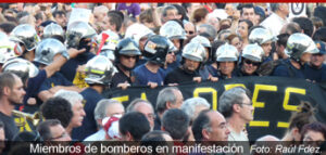 Miembros del cuerpo de Bomberos durante una manifestación contra los recortes del Gobierno
