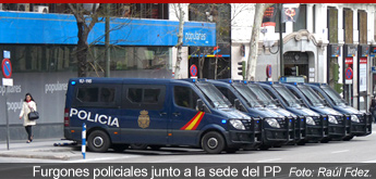Furgones policiales protegen la sede del PP en Madrid