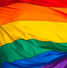 Bandera del orgullo gay frente al Palacio de correos