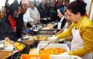 Reparto de comida en un comedor social