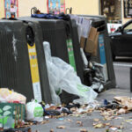 Cubos de basura llenos en el centro de Madrid