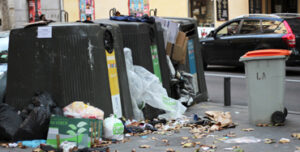 Cubos de basura llenos en el centro de Madrid Foto: Raúl Fernández
