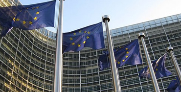 Banderas de la UE frente al edificio de la Comisión Europea