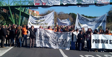 Trabajadores de la Lavandería Central de Hospitales de Madrid cortando la carretera M-203