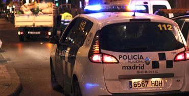 Policía escoltando un camión de la limpieza Foto: Raúl Fernández