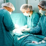 Cirujanos en sala de operaciones