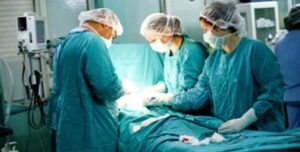 Cirujanos en sala de operaciones
