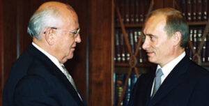 Mijaíl Gorbachov saluda a Vladimir Putin