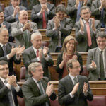Diputados del PP aplauden a Rajoy tras su intervención