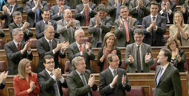 Diputados del PP aplauden a Rajoy tras su intervención