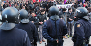 Policías antidisturbios frente a los manifestantes Foto: Raúl Fernández