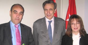 Antonio Burgueño, ex director general de Hospitales en el centro de la imagen