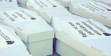 Ataúdes blancos de tamaño infantil en la puerta de la Sede del PP
