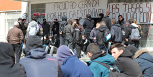 Facultad cerrada con motivo de la huelga de estudiantes Foto: Raúl Fernández