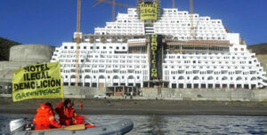 Lancha de Greenpeace frente al hotel El Algarrobico Foto: Greenpeace