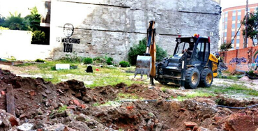 Excavadora desmantelando 'Solarpiés' - Foto: Asamblea Lavapiés