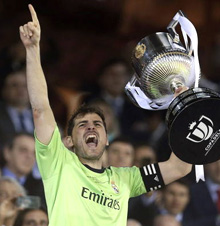 Iker Casillas levanta la Copa del Rey