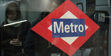 Viajeros en el Metro de Madrid - Foto: Raúl Fernández