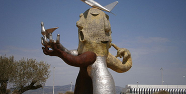 Escultura «El hombre avión» de Juan Ripollés en el aeropuerto de Castellón - Costa Azahar