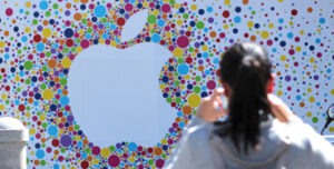 Logotipo de Apple en la nueva tienda de Sol Foto: Raúl Fernández