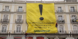 Pancarta de Greenpeace desplegada en Sol