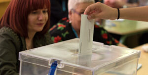 Ciudadana depositando su voto en la urna Foto: Raúl Fernández