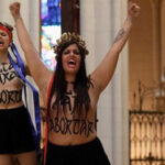 Activistas de Femen atadas al crucifijo en el altar de la catedral de la Almudena-Foto: @FemenSpain