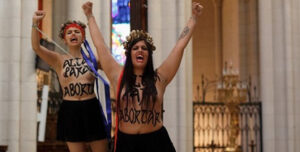 Activistas de Femen atadas al crucifijo en el altar de la catedral de la Almudena-Foto: @FemenSpain