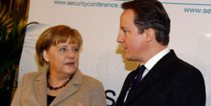 Angela Merkel conversa con David Cameron