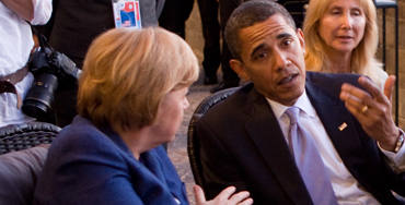 Angela Merkel conversando con Barack Obama