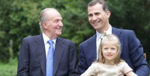 Don Juan Carlos y Felipe de Borbón junto con la Infanta Leonor