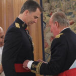 Felipe VI recibe de Juan Carlos I el fajín de capitán general de las Fuerzas Armadas