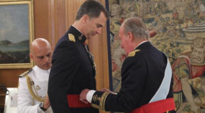 Felipe VI recibe de Juan Carlos I el fajín de capitán general de las Fuerzas Armadas