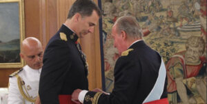 Felipe VI recibe de Juan Carlos I el fajín de capitán general de las Fuerzas Armadas