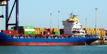 Barco de mercancías en el puerto de Cádiz
