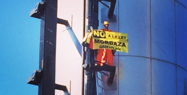 Activista de Greenpeace en el Faro de Moncloa - Foto: Greenpeace