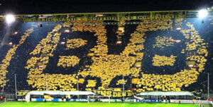 Mosaico con el escudo del Borussia Dortmund en una grada de su estadio