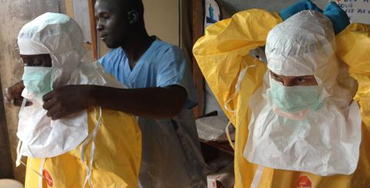 Personal médico preparándose para tratar a enfermos de ébola