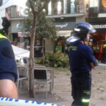 Recogida de la rama caída ayer en la calle Montera - Foto: Emergencias Madrid