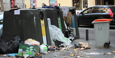 Cubos de basura llenos en Madrid - Foto: Raúl Fernández