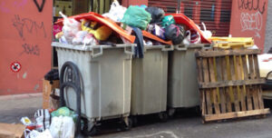 Cubos llenos de basura en Madrid