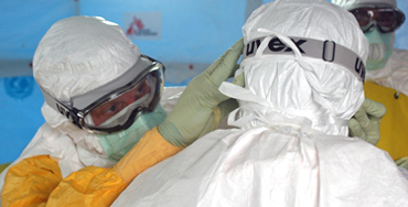 Personal médico preparándose para tratar enfermos con ébola