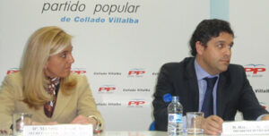 Mariola Vargasjunto a su predecesor en el Ayuntamiento de Collado Villalba, Agustín Juárez